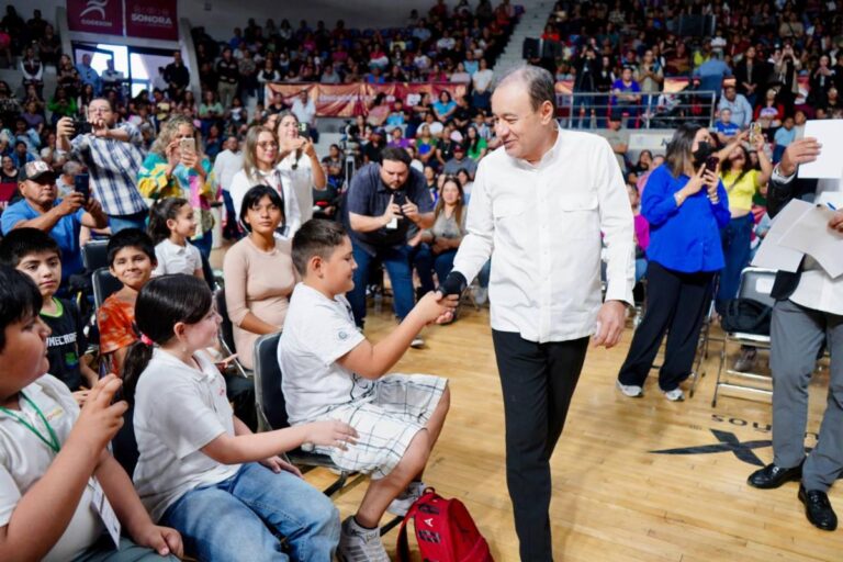 Avanza Sonora en educación: entrega Gobernador Durazo más de 4 mil becas a estudiantes de primaria