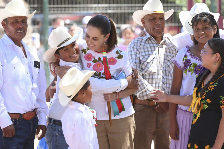 Presidenta firma decreto por el cual suman 45 mil 794 ha restituidas al pueblo Yaqui, inaugura comedor y anuncia plan de agricultura y pesca