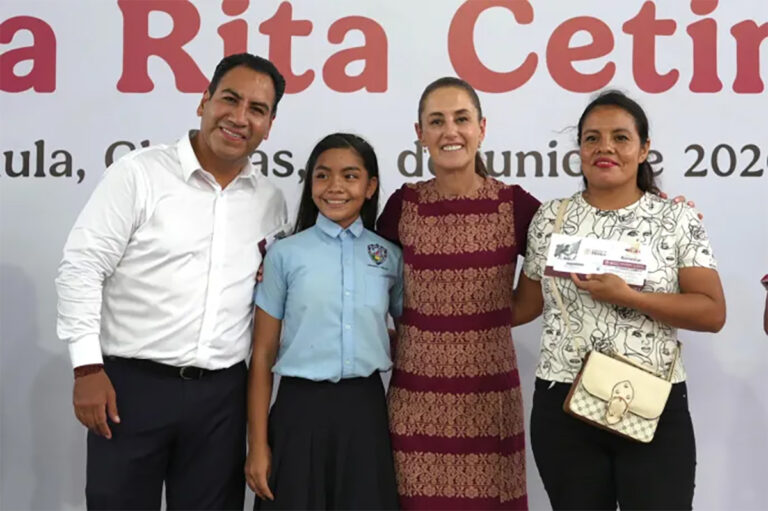 El objetivo es que las familias tengan lo indispensable para llevar a sus hijos a la escuela: Presidenta Claudia Sheinbaum entrega beca Rita Cetina en Tapachula