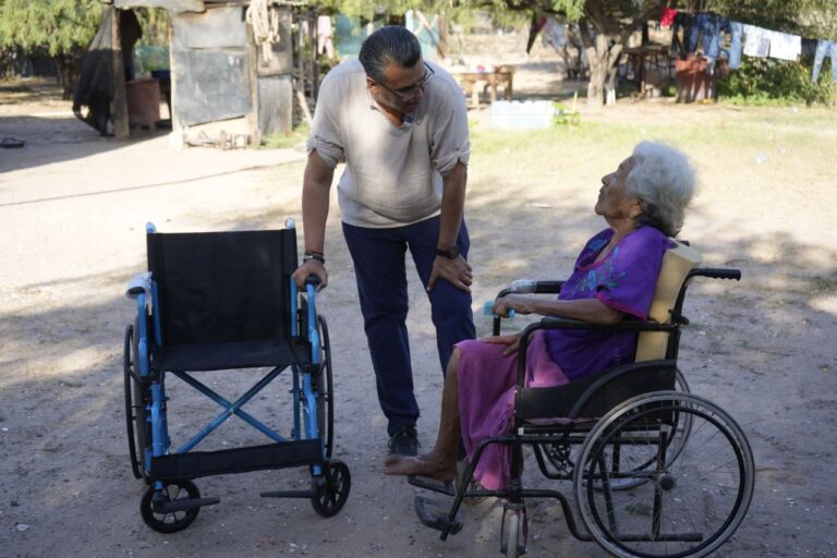 Entrega Ramón Flores apoyos de movilidad en comunidades Yaquis