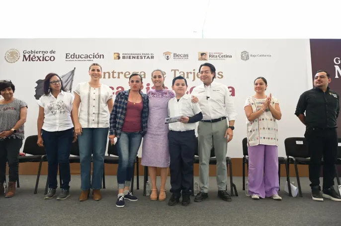 En Tijauna, presidenta Claudia Sheinbaum entrega tarjetas de la beca Rita Cetina para uniformes y útlies; la recibirán 9 millones de estudiantes en todo el país