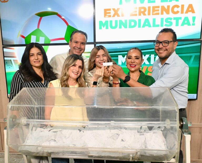 Premia Toño Astiazarán a hermosillense cumplida con la promoción Vive una Experiencia Mundialista