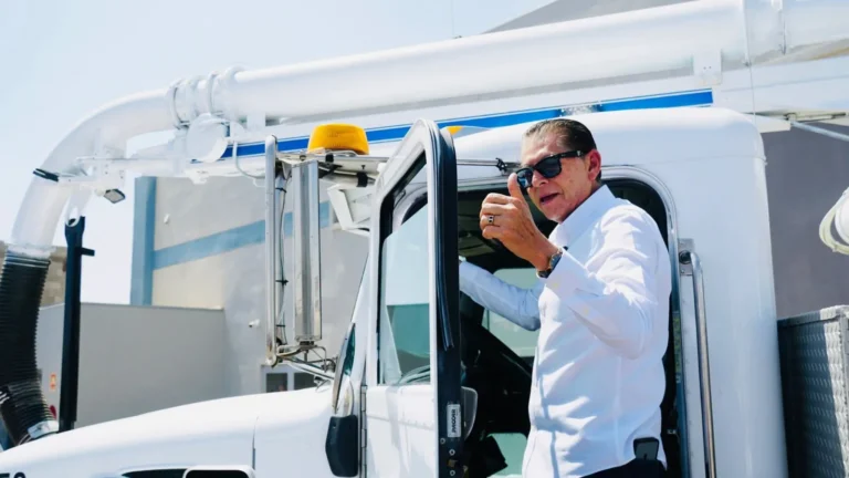 Nuevo camión vactor fortalecerá la atención del drenaje sanitario en SLRC