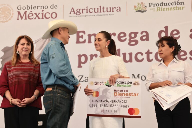 El objetivo es que los productores vivan bien de su trabajo: Presidenta Claudia Sheinbaum entrega programas de producción y fertilizantes para el Bienestar a cañeros en Morelos