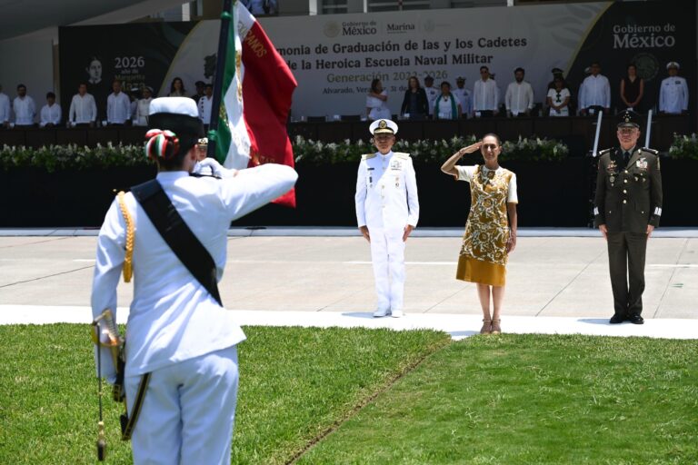 México cree y confía en ustedes; llevan la responsabilidad de defender la soberanía: Presidenta Claudia Sheinbaum en graduación de cadaetes de la heroíca escueloa naval militar de Alvarado, Varacruz
