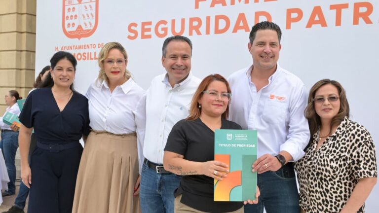 Beneficia Toño Astiazarán a 862 familias con títulos de propiedad