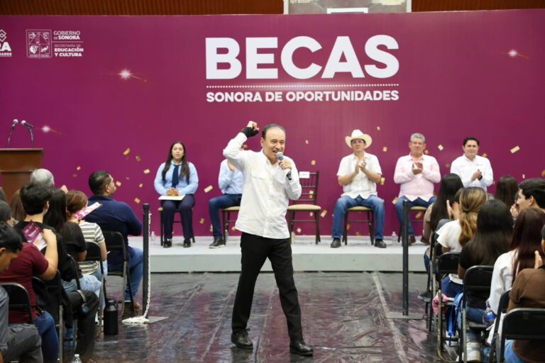Gobernador Durazo garantiza con becas permanencia universitaria de 14 mil estudiantes de Cajeme y Navojoa