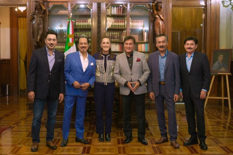 Los Tigres del Norte visitan a Sheinbaum en Palacio Nacional; la presidenta les agradece apoyo a “México Canta”