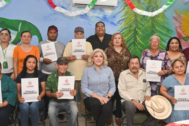 Alcaldesa Claudia SantaCruz entrega entrega escrituras y asegura el patrimonio de diez familias en Pueblo Yaqui