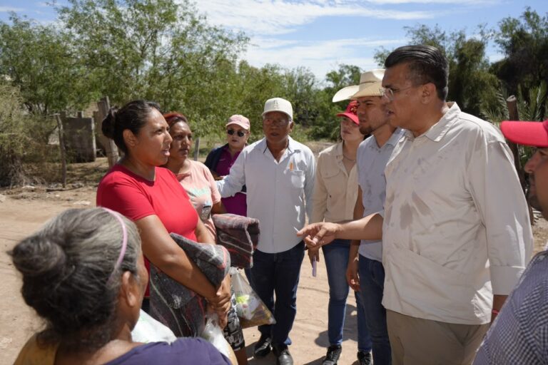 Ramón Flores recorre Bahía de Lobos y entrega apoyos por afectaciones de Polo