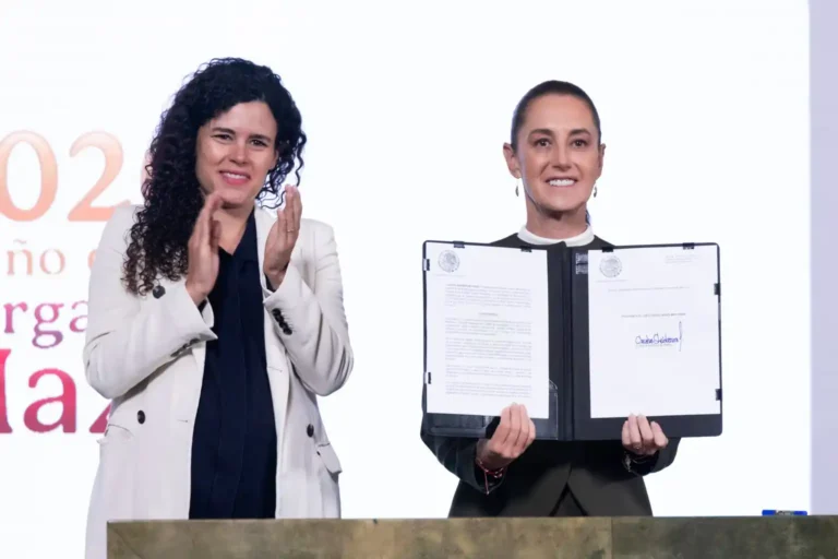 Presidenta Claudia Sheinbaum firma decreto de entornos digitales seguros para niñas, niños y adolescentes