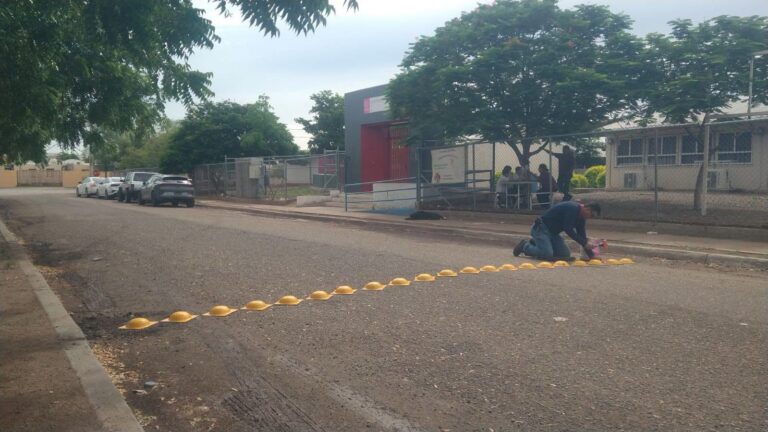 SSPM refuerza seguridad vial con instalación de boyas metálicas frente a planteles educativos